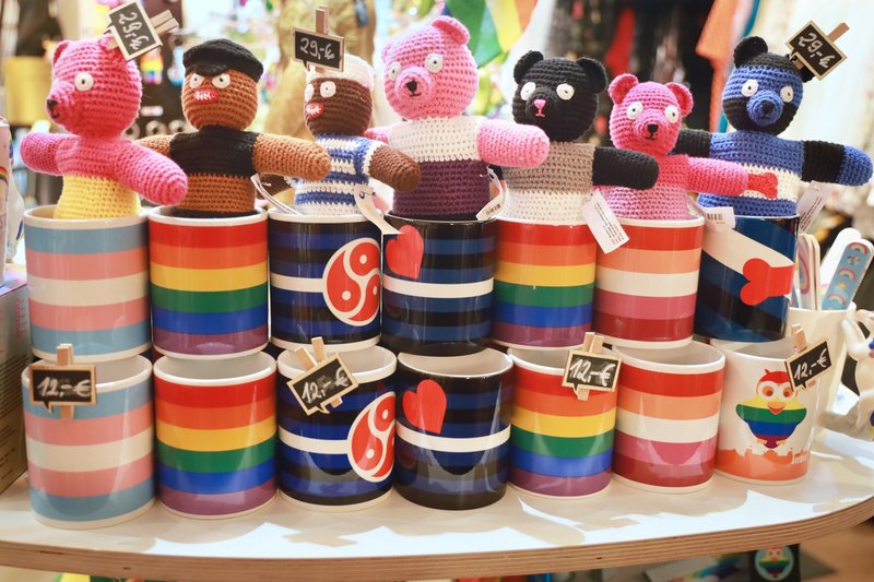 Bunte Mischung an Regenbogentassen und Regenbogenbären im Store Kuckuck