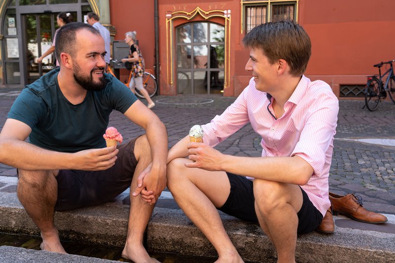 Abkühlung im Bächle und ein erfrischendes Eis dazu